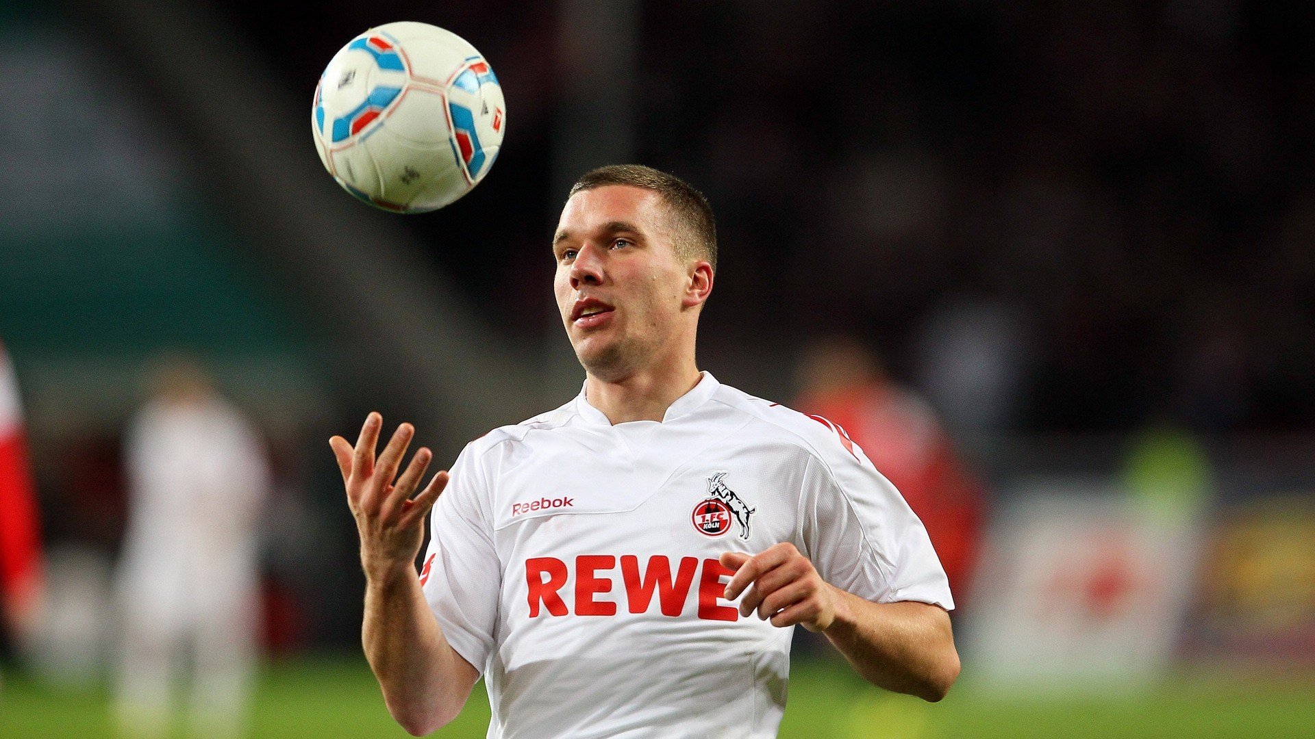 开云官方-德甲极速反击：冲破防线的瞬间令人惊叹，德甲打法